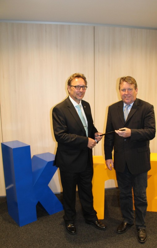 Im engen Austausch, um innovative Technologien für den Standort Kreis Herford zu entwickeln: krz-Geschäftsführer Reinhold Harnisch (links) und Bernd Stute. Im engen Austausch, um innovative Technologien für den Standort Kreis Herford zu entwickeln: krz-Geschäftsführer Reinhold Harnisch (links) und Bernd Stute.