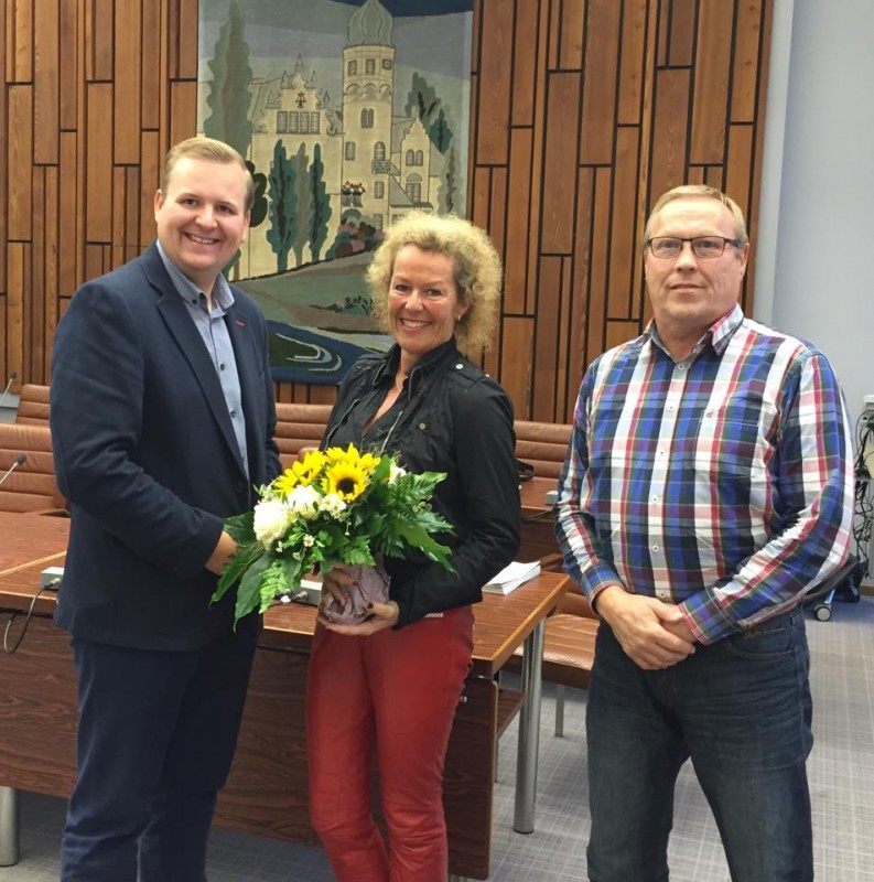 Bildunterschrift CDU-Fraktionschef Florian Dowe (v. l.) dankt Anja Teichert für ihre Arbeit im Fraktionsvorstand und beglückwünscht Burkhard Reitmeyer zur Wahl. Bildunterschrift CDU-Fraktionschef Florian Dowe (v. l.) dankt Anja Teichert für ihre Arbeit im Fraktionsvorstand und beglückwünscht Burkhard Reitmeyer zur Wahl.