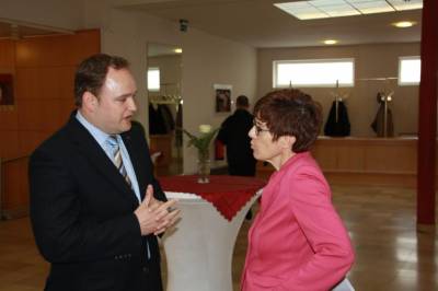 Der Kreisvorsitzende Dr. Tim Ostermann MdB im Gespr�ch mit der Ministerpr�sidentin des Saarlandes Annegret Kramp-Karrenbauer.