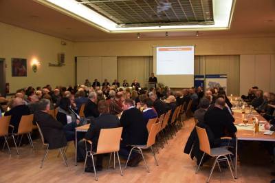 Der Saal im Schtzenhof ist mit ber 150 Mitgliedern gut gefllt.