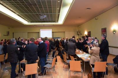 Nach der Verkndung des Wahlergebnisses breitet sich Jubel im Saal aus.