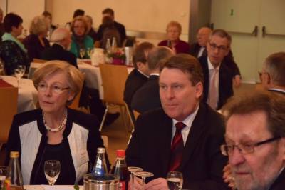 Gunthild Ktter, Bernd Stute und Klaus Plaszczek verfolgen interessiert die Rede des ehemaligen Ministerprsidenten von Niedersachsen David McAllister.