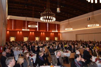 Der groe Saal ist sehr gut gefllt.