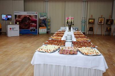 Nach dem offiziellen Teil wurden die Gste zu einem Imbiss eingeladen. 