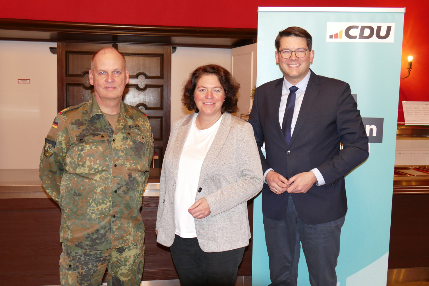 (V. li.) Brigadegeneral Hans-Dieter Mller, Kerstin Vieregge (MdB und Mitglied des Verteidigungsausschusses des Deutschen Bundestages) und Joachim Ebmeyer (CDU-Bundestagskandidat fr den Kreis Herford und Bad Oeynhausen) Foto: Klaus Kuhlmann