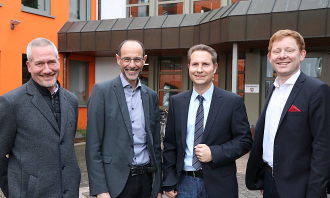 Stefan Böske (2. v. r.), stellvertretender Fraktionsvorsitzenden Henning Singerhoff (l.), Frank Jaksties (2. v. l.) CDU-Stadtverbandsvorsitzenden und Ratsherrn René Siekmann (r), © Ekkehard Wind Stefan Böske (2. v. r.), stellvertretender Fraktionsvorsitzenden Henning Singerhoff (l.), Frank Jaksties (2. v. l.) CDU-Stadtverbandsvorsitzenden und Ratsherrn René Siekmann (r), © Ekkehard Wind