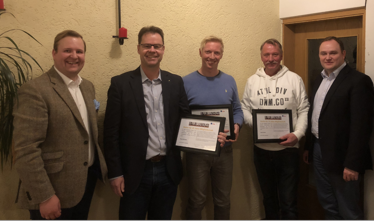 Florian Dowe ehrt Robert Wiehofsky, Stefan Schreck und Jürgen Karweg für langjähre CDU-Mitgliedschaft zusammen mit dem CDU-Kreisvorsitzendem Dr. Tim Ostermann. (v.l.) Florian Dowe ehrt Robert Wiehofsky, Stefan Schreck und Jürgen Karweg für langjähre CDU-Mitgliedschaft zusammen mit dem CDU-Kreisvorsitzendem Dr. Tim Ostermann. (v.l.)
